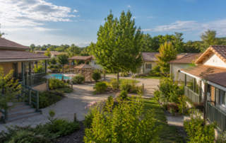 Village de vacances en France avec hébergements et espaces de loisirs