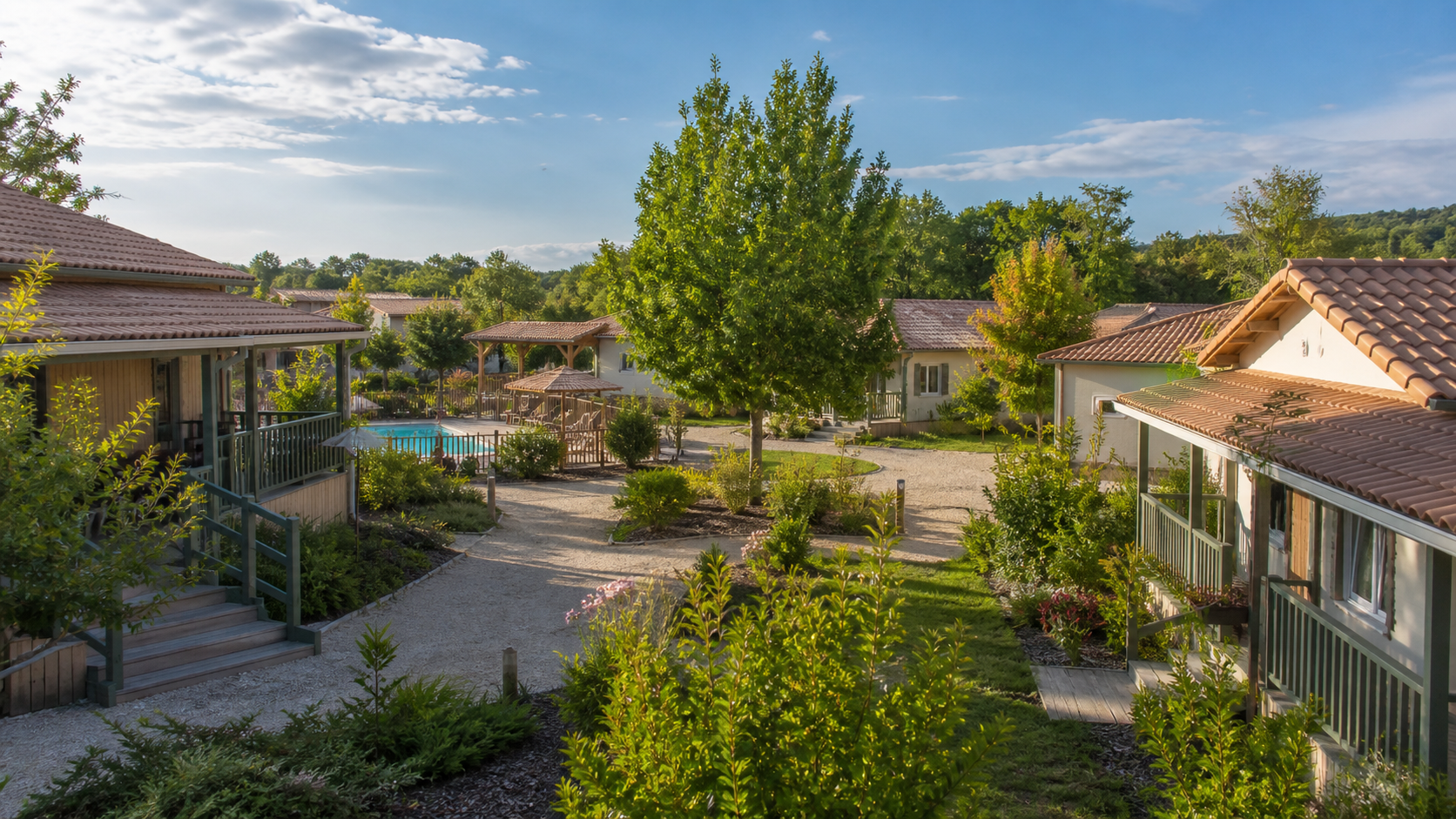 Village de vacances en France avec hébergements et espaces de loisirs